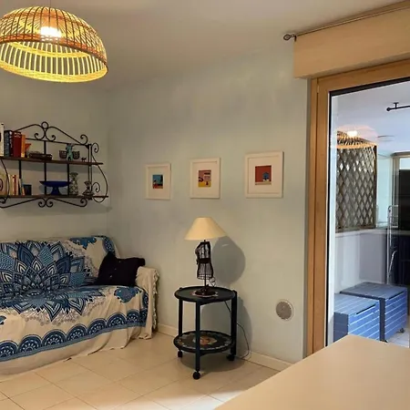 Lovely Private Garden For Four In شقة *