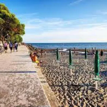 Apartment Lovely Private Garden For Four In Grado